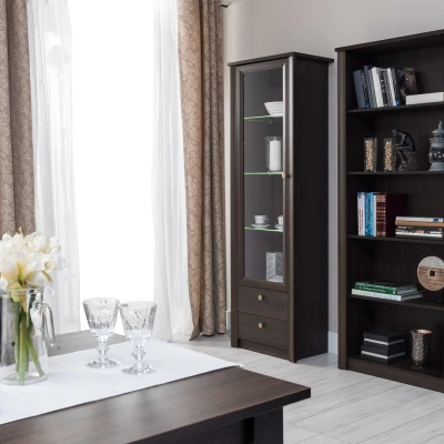 FRIDLEY Vitrine mit Schubladen – Sonoma Chocolate Oak + GRATIS LED-Beleuchtung