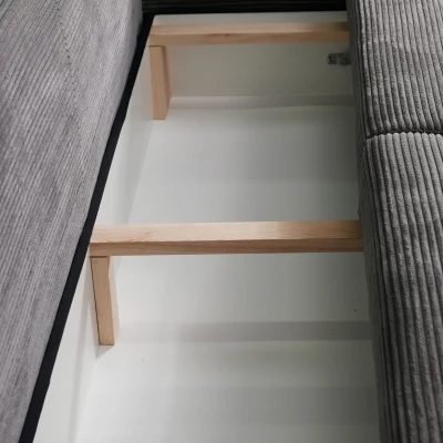 Gepolstertes Dreisitzer-Sofa SAHRADA – Esche / Hellgrau / Grau