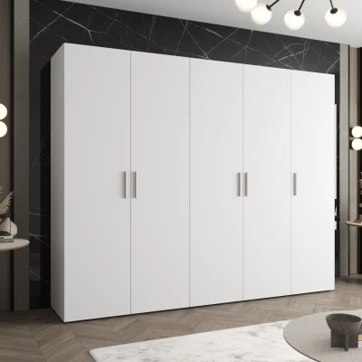 Geräumiger Kleiderschrank HELMA 1250 cm - weiß / silberne Griffe