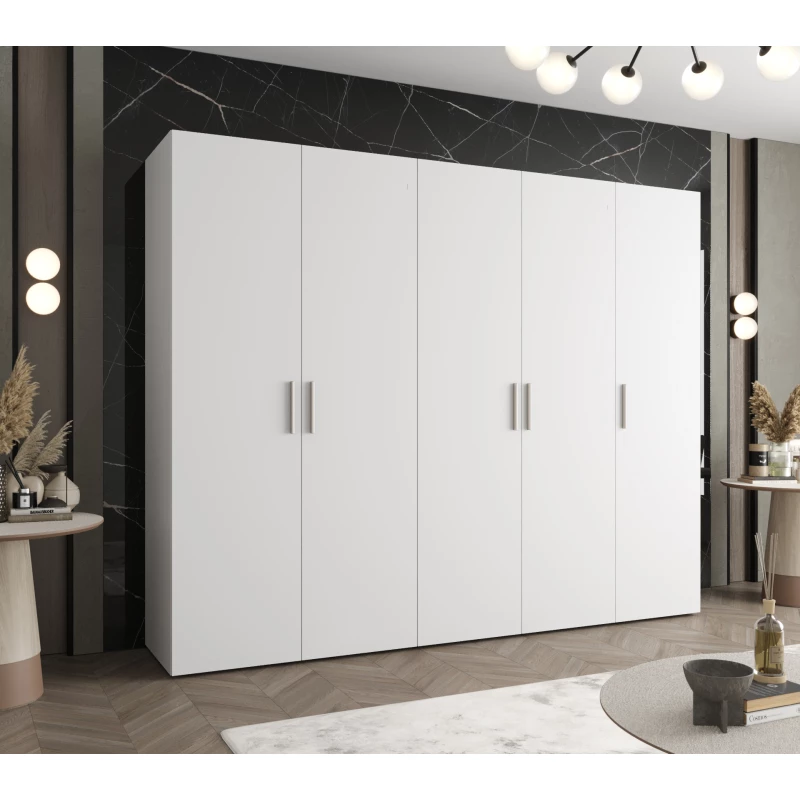 Geräumiger Kleiderschrank HELMA 1250 cm - weiß / silberne Griffe