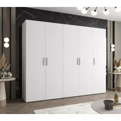 Geräumiger Kleiderschrank HELMA 1250 cm - weiß / silberne Griffe