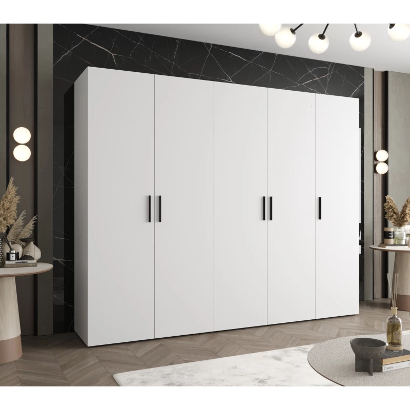 Geräumiger Kleiderschrank HELMA 1.250 cm - weiß / schwarze Griffe