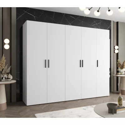 Geräumiger Kleiderschrank HELMA 1.250 cm - weiß / schwarze Griffe
