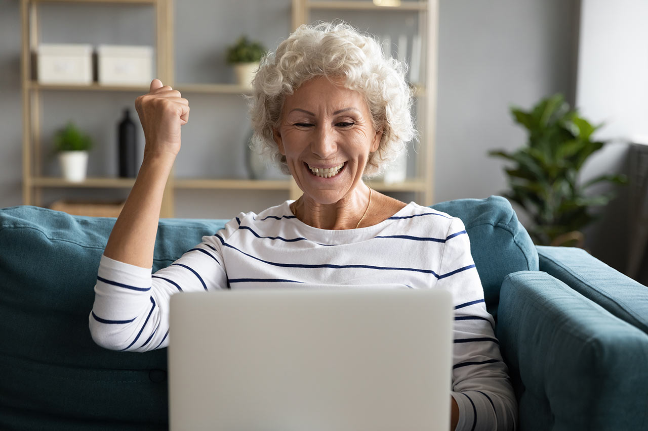 Möbel werden immer häufiger online gekauft. Für Senioren ist das keine so große Veränderung, aber auch sie kaufen öfter von zu Hause aus ein. Vielleicht ist es ja auch für Sie der Weg