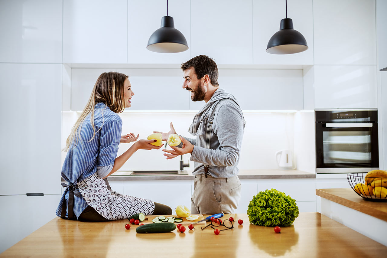Hochwertige Beleuchtung in der Küche wird beim Kochen, Backen und Zubereiten köstlicher Getränke für den Abend geschätzt
