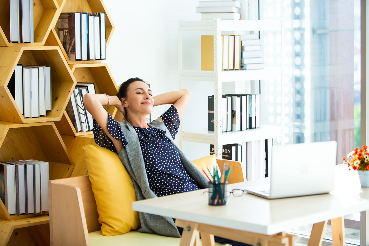Mit der richtigen Ausstattung ist das Arbeiten von zu Hause aus einfach. Unterschätzen Sie nicht die Wahl der Möbel. Sie werden den Komfort zu schätzen wissen