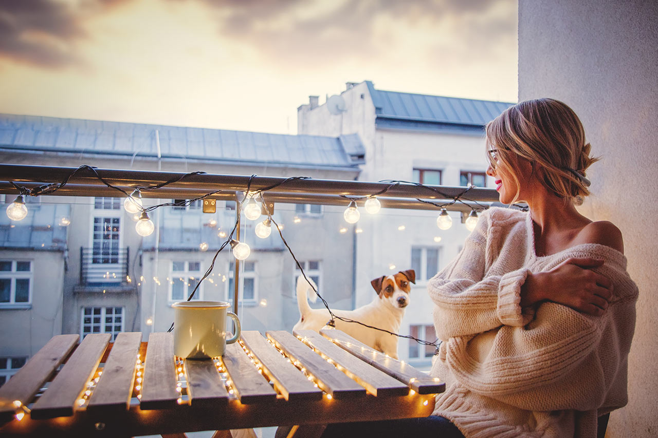 Auch der Balkontisch lässt sich ganz einfach mit LED-Beleuchtung aufrüsten, um eine außergewöhnliche Atmosphäre zu genießen