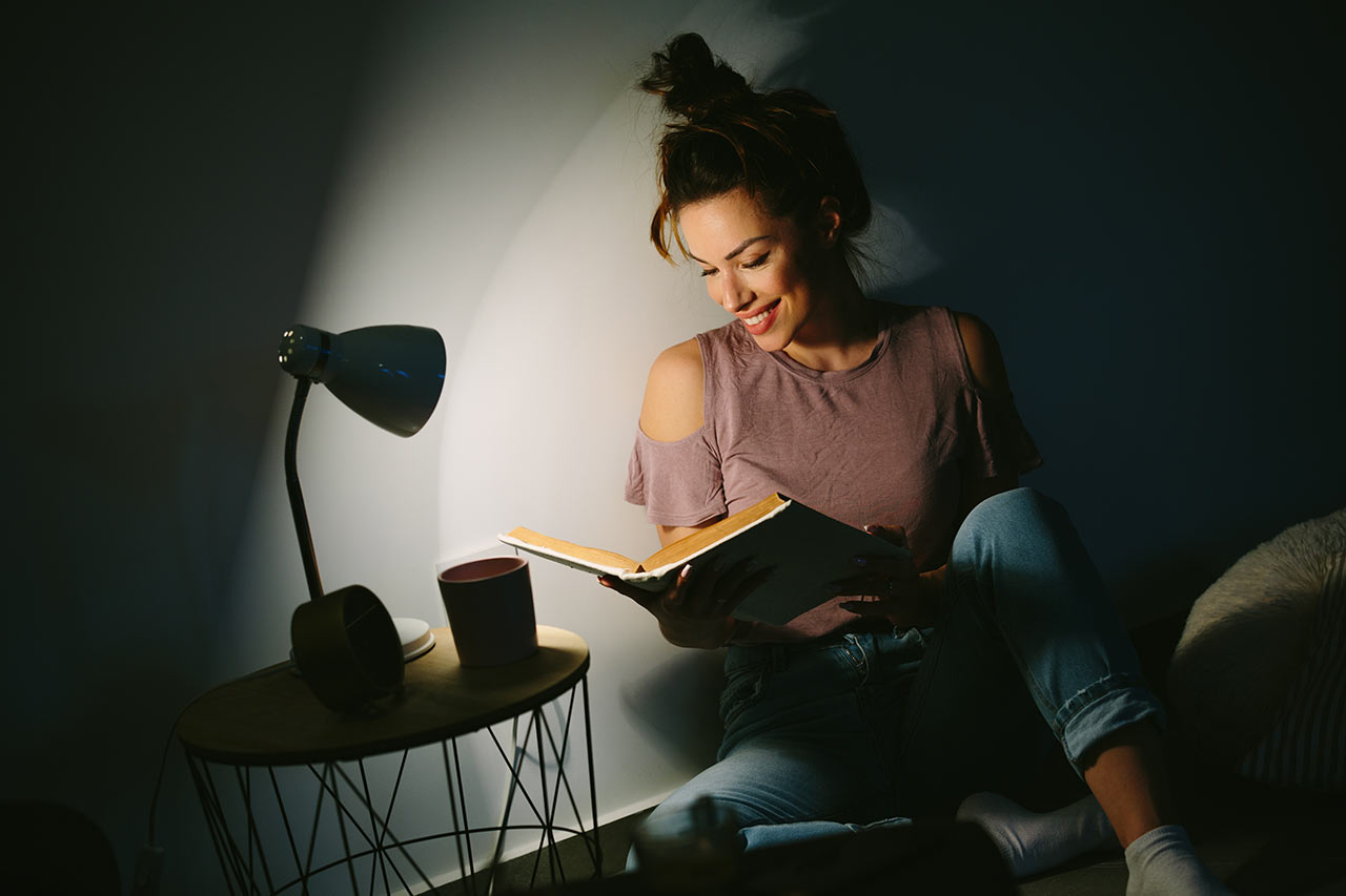 Es ist immer nützlich, eine kleine Lampe zur Hand zu haben. Sie wissen nie, wann Sie ein Buch so sehr packt, dass Sie nicht schlafen gehen, bis Sie herausfinden, wie es ausgegangen ist