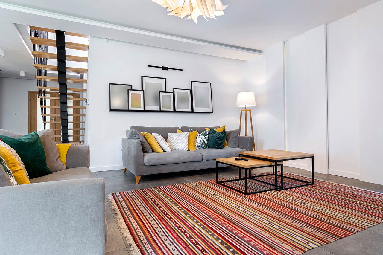 Vor allem Teppiche an Orten, an denen Sie viel Zeit verbringen, bedürfen regelmäßiger Pflege. Zum Beispiel in der Umgebung des Sofas im Wohnzimmer, wo jeder gelegentlich einen Krümel auf den Boden fallen lässt.