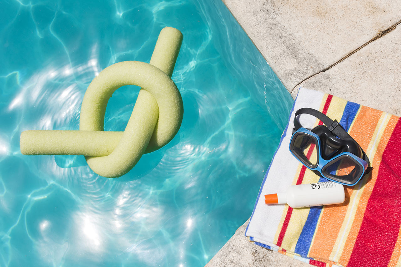 Cleverer Einsatz von Schaumwürmern im Pool.