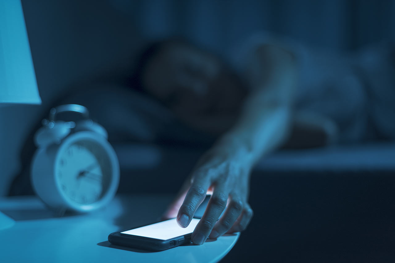 Vorsicht vor Handys, Tablets und Fernsehern! Alle diese elektronischen Geräte haben Displays mit einem blauen Farbanteil. Und Sie wissen jetzt schon, dass dies für den Schlaf alles andere als ideal ist. Legen Sie das Handy lieber mindestens eine Stunde vor dem Schlafengehen weg.