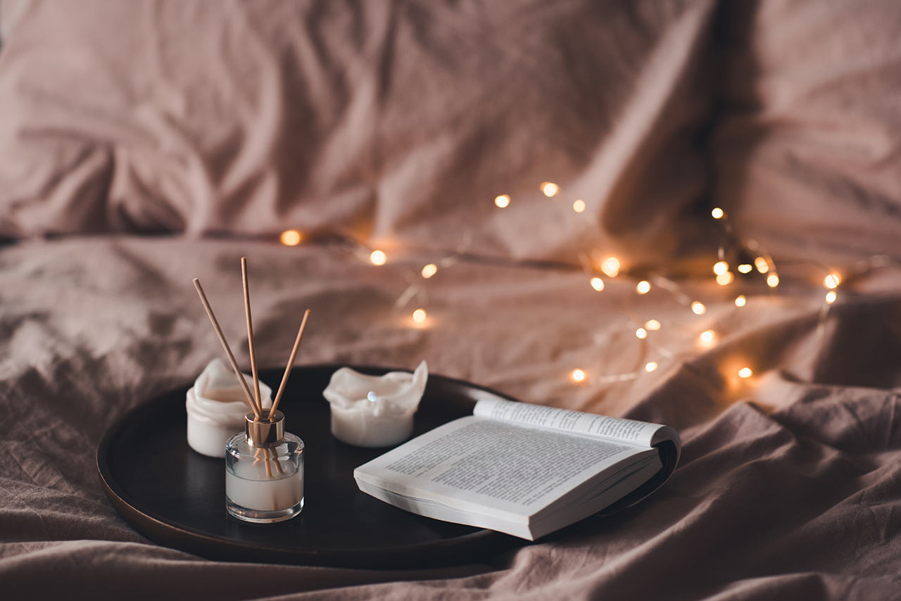 Manchmal reichen für Atmosphäre und dekorative Beleuchtung minimalistische Lichterketten aus. Probieren Sie sie aus und Sie werden es nicht bereuen. Sie haben einen besonderen Charme.
