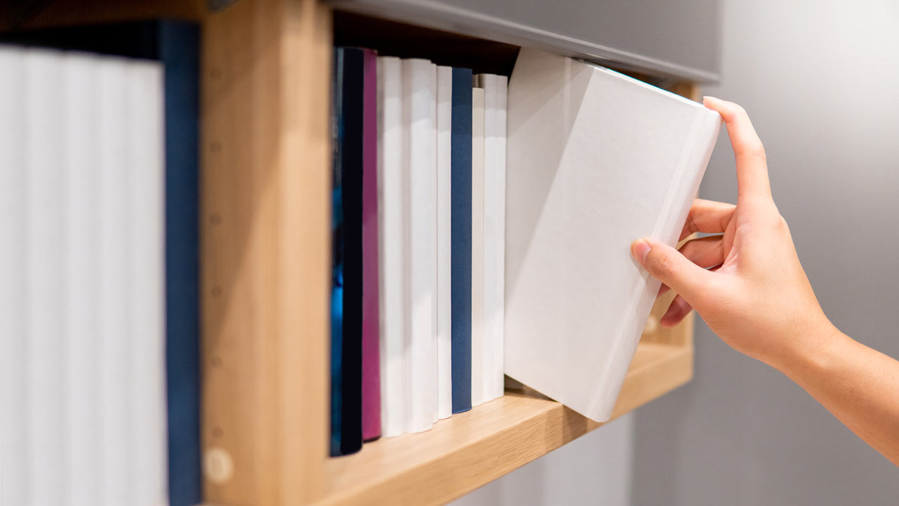 Beliebt sind zum Beispiel Wandregale für Bücher um Türen oder Nischen. Ihre Bücher bekommen einen Platz und Sie erhalten ein originelles Dekorationselement.