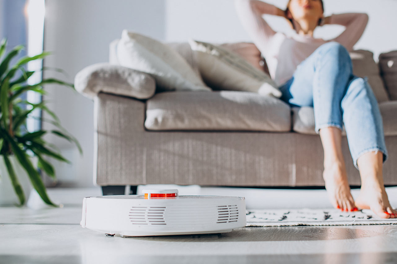 Gönnen Sie sich ruhig eine Auszeit auf der Couch. Die Böden reinigt der Roboterstaubsauger für Sie. Es ist eine clevere Investition, die Ihnen viel Zeit und Nerven spart.