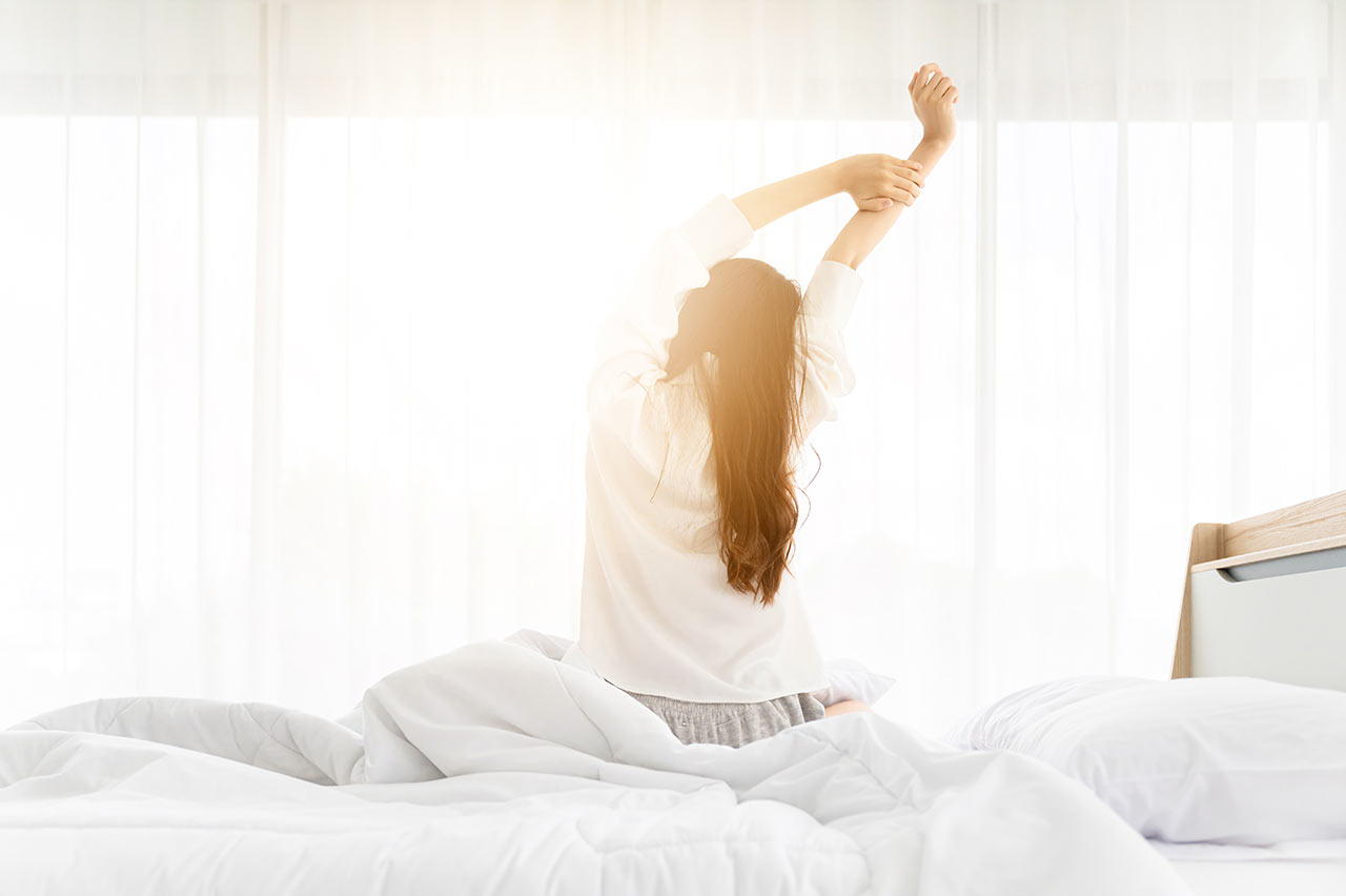 Aus einem bequemen Bett stehen Sie morgens einfacher auf. Achten Sie besonders auf die Auswahl der richtigen Matratze. Ihr Rücken wird es Ihnen danken.