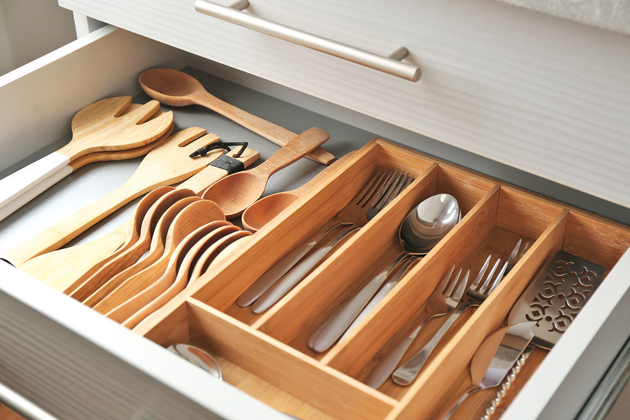 Dinge in Schubladen können Sie ruhig so sortieren, wie Sie es gewohnt sind. Wichtig ist, dass Sie beim Kochen nicht lange suchen müssen, wenn Sie schnell das eine oder andere benötigen.