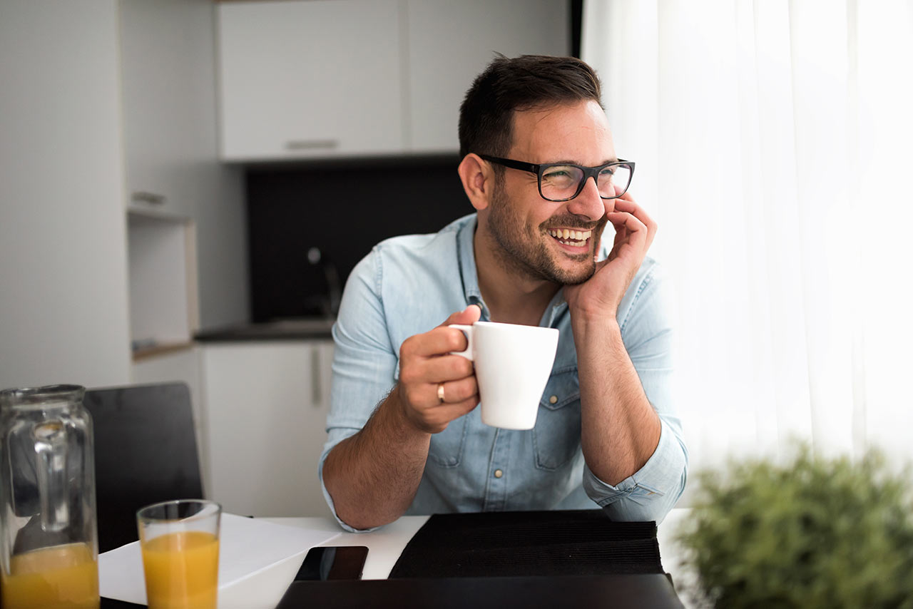 Denken Sie daran, einen VIP-Platz für Ihre Lieblingstasse in der Nähe der Kaffeemaschine oder des Wasserkochers zu reservieren. Ohne sie kommen Sie morgens nicht in Gang. Oder doch? ?