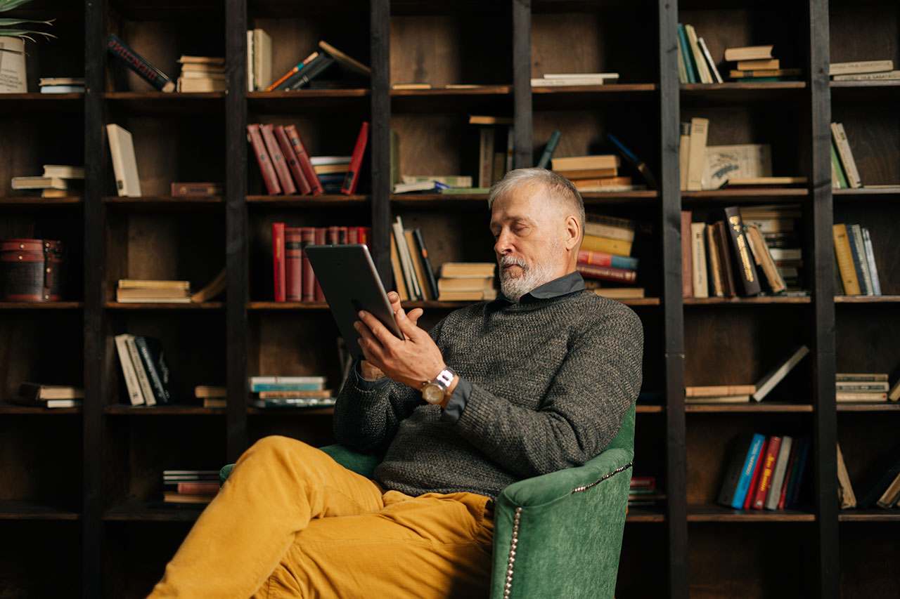 Entspanntes Lesen neben kunstvoll, in stilvollen Regalen arrangierten Büchern. Der Traum jedes Bücherwurms. Haben Sie schon eine Traumbibliothek zu Hause?