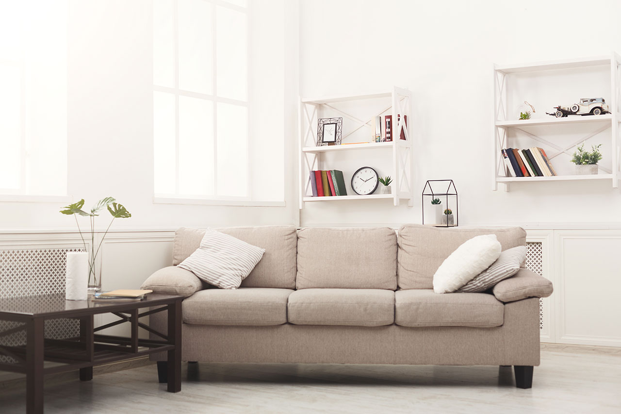 Ein minimalistisches Bücherregal mit kleinen Dekorationen ist angesagt und passt zu jedem Stil.