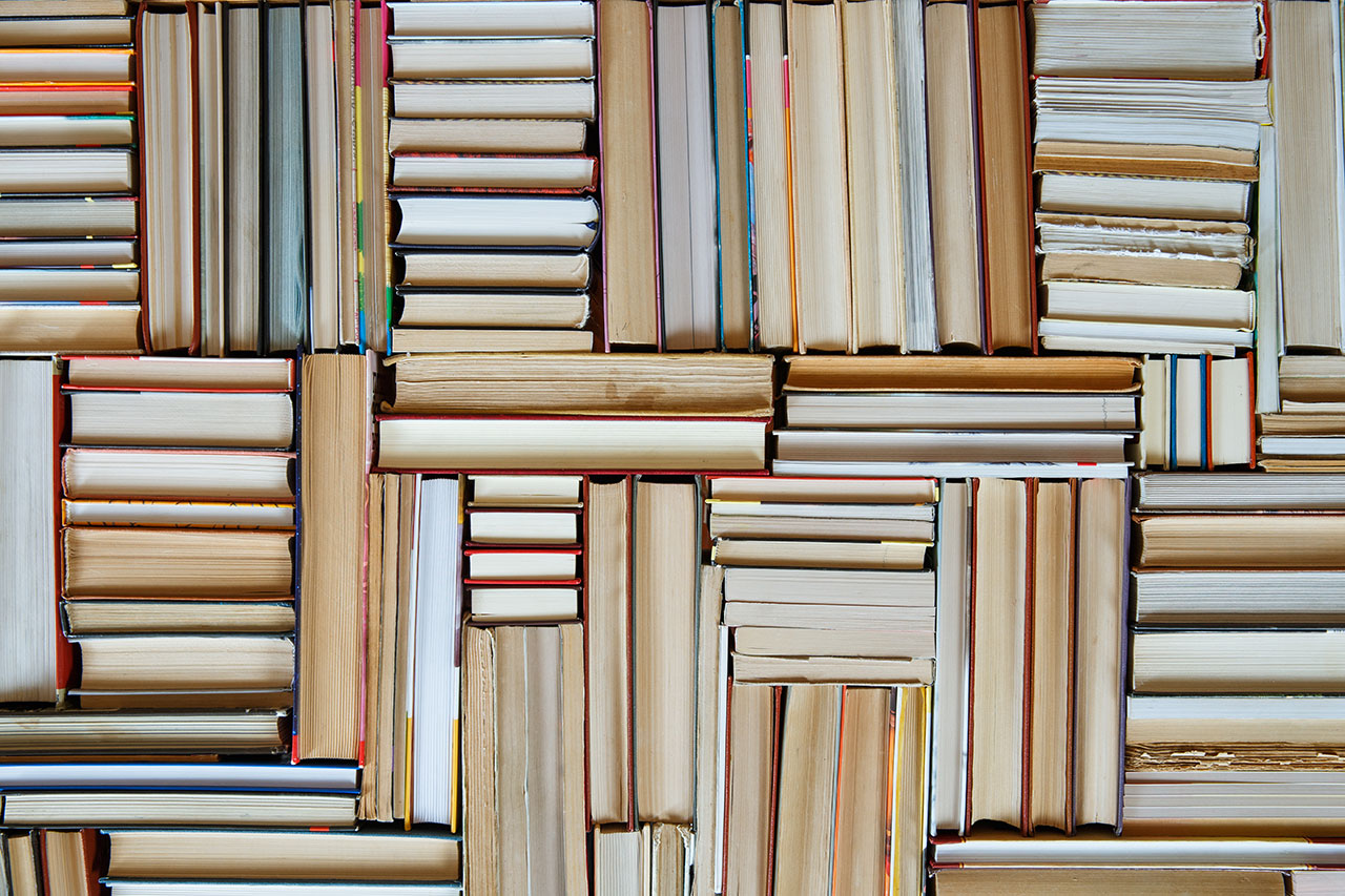 Schluss damit, Bücher nach Genre zu ordnen. Finden Sie Ihren eigenen Schlüssel dafür, und fügen Sie Ihren Ablagen und Regalen eine Geschichte hinzu.
