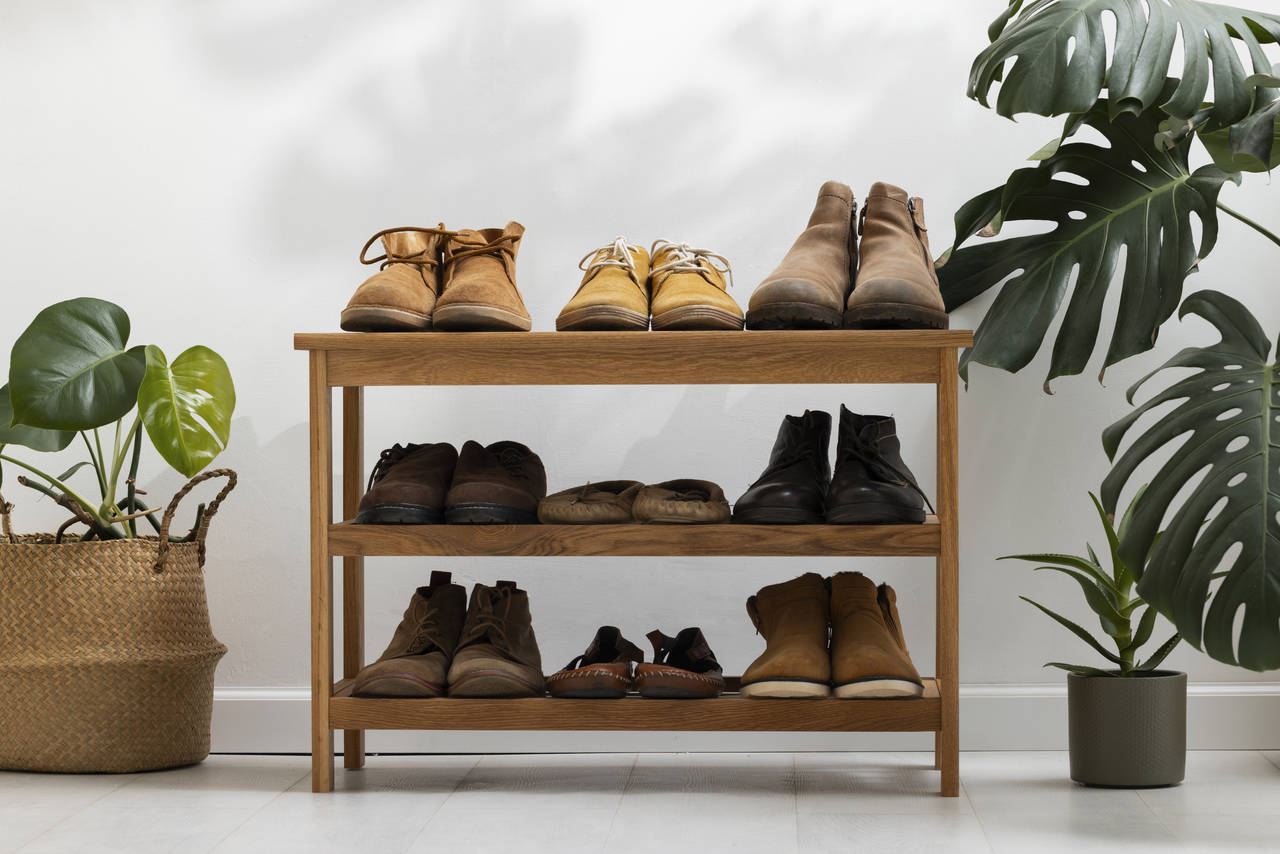 Ein offener Schuhschrank bietet einen perfekten Überblick. (Designed by Freepik)
