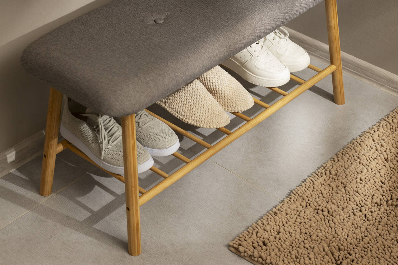 Praktischer Schuhschrank mit Sitzgelegenheit. (Designed by Freepik)