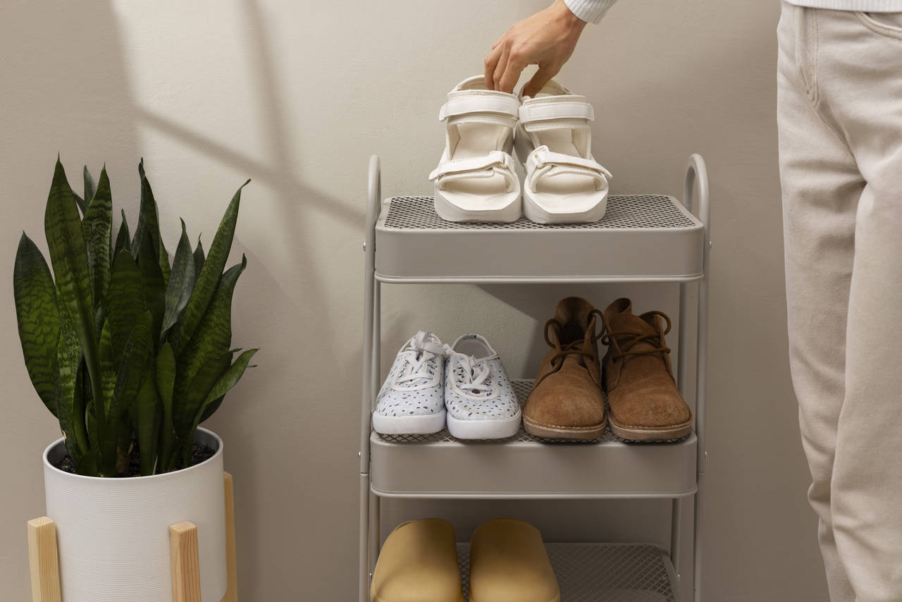 Schuhschränke aus Metall sind leicht und luftig. (Designed by Freepik)