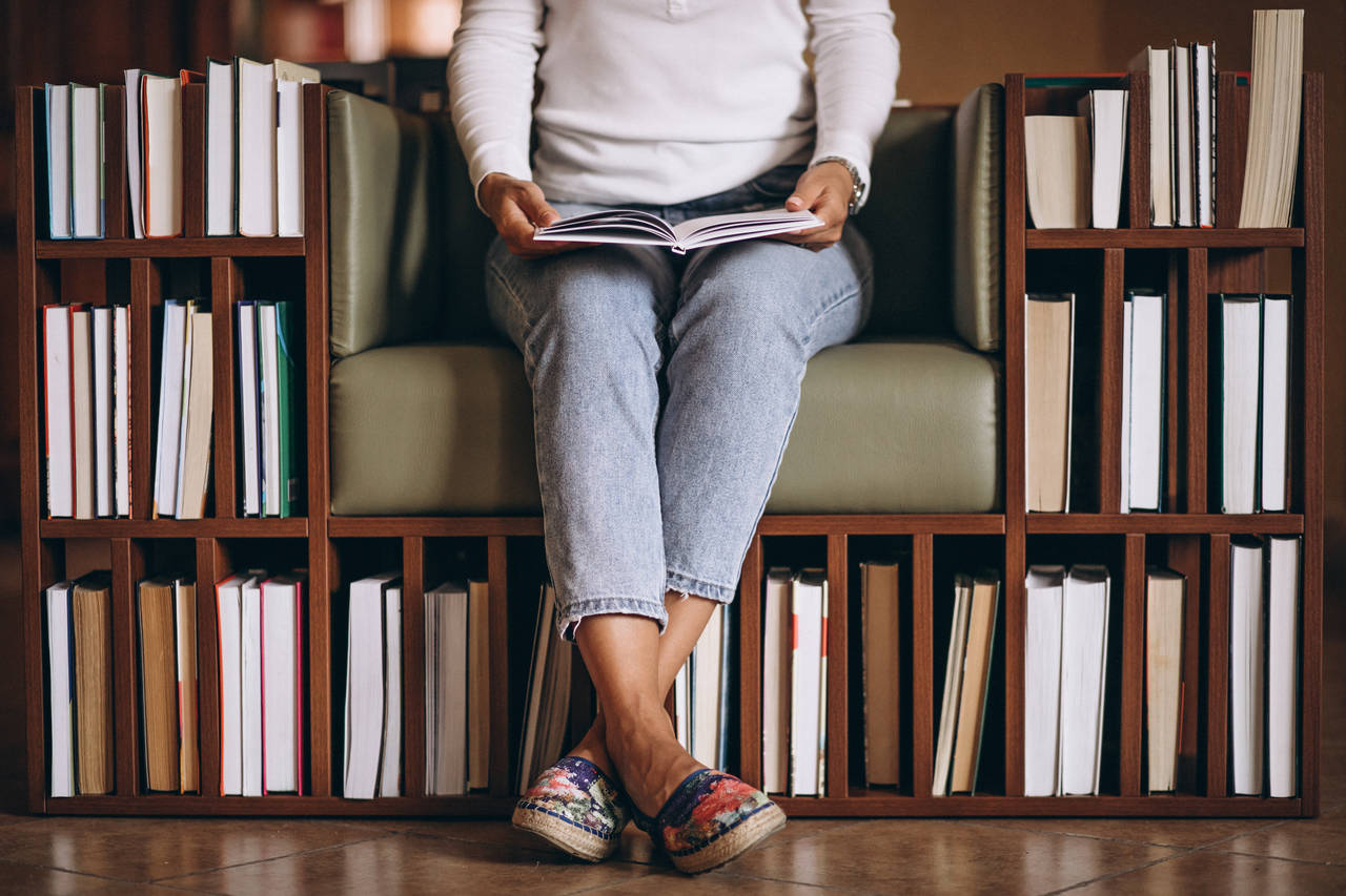 Bücher sagen mehr über Sie aus, als Sie denken. (Designed by Freepik)